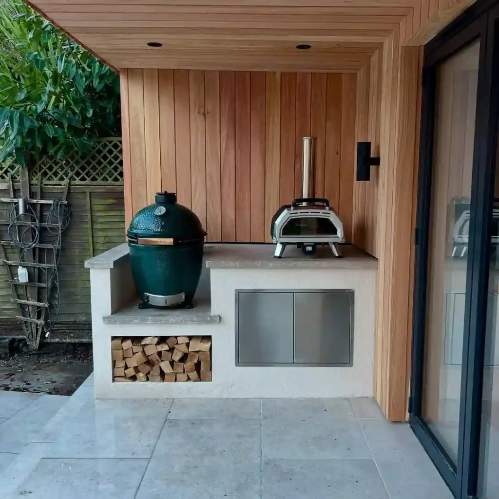 Compact corner grill with natural wood cladding