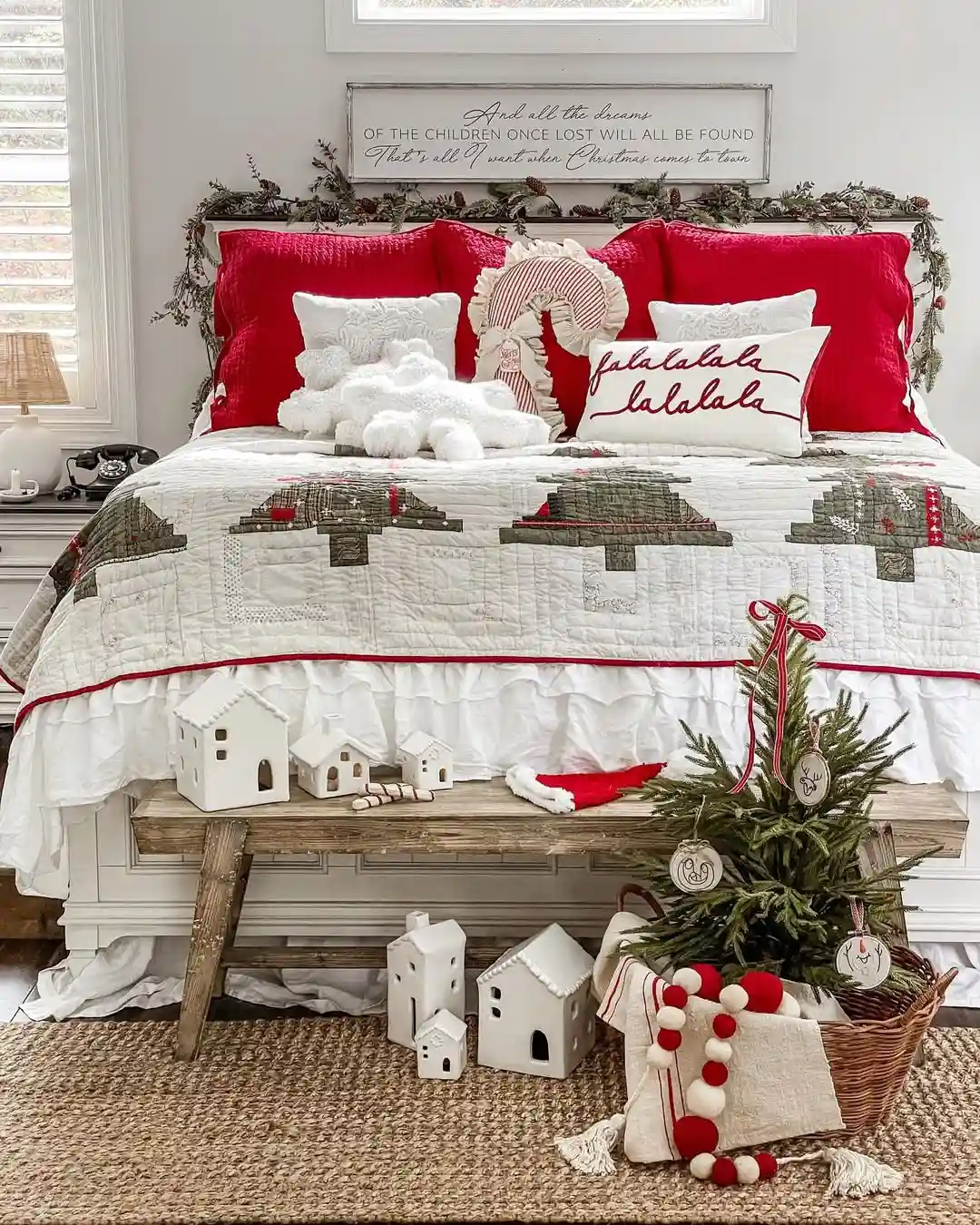 25 Cozy Christmas Bedroom Decor Ideas